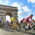 Magyar küldöttség a Tour de France párizsi befutóján